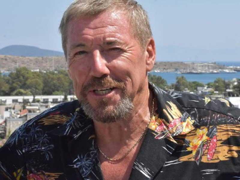 الممثل الاسكتلندي مايك ميتشل