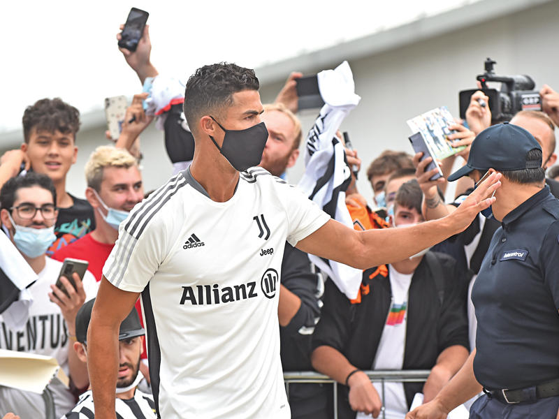 النجم البرتغالي الدولي كريستيانو رونالدو 