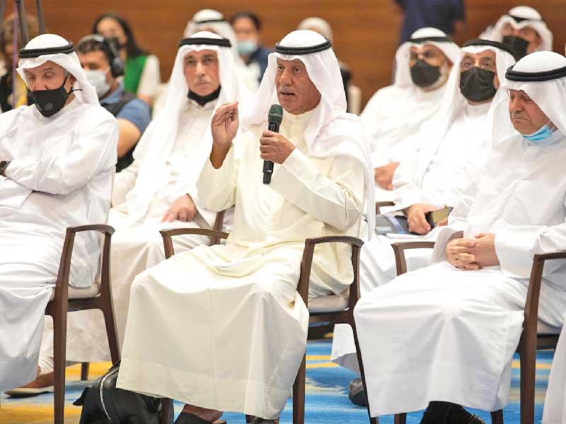 السعدون متحدثاً في الملتقى