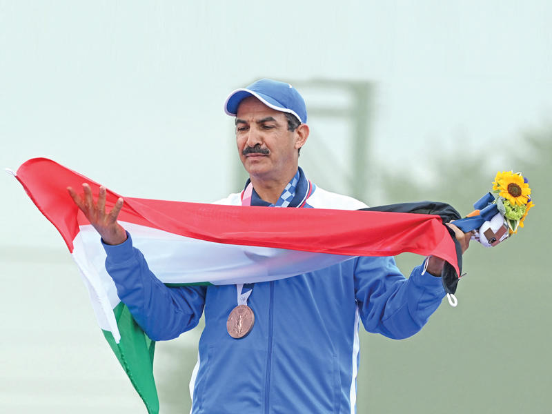 الطرقي حاملاً علم الكويت