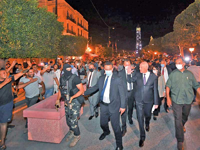 سعيد في شارع الحبيب بورقيبة بوسط تونس فجر أمس (أ ف ب)