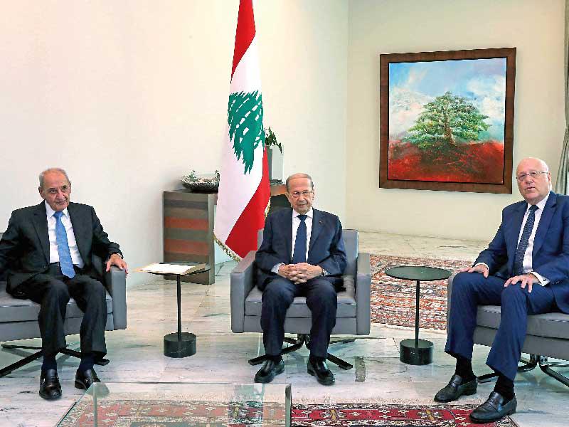 عون متوسّطاً ميقاتي وبرّي في القصر الجمهوري أمس (رويترز)