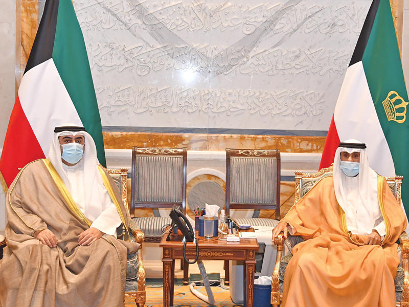 صاحب السمو أمير البلاد الشيخ نواف الأحمد مستقبلاً  رئيس المجلس البلدي أسامة العتيبي أمس