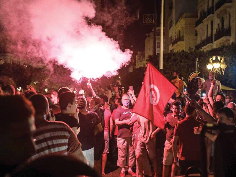 مؤيدون لسعيّد يتظاهرون دعماً لإجراءاته أمس (أي بي إيه)n