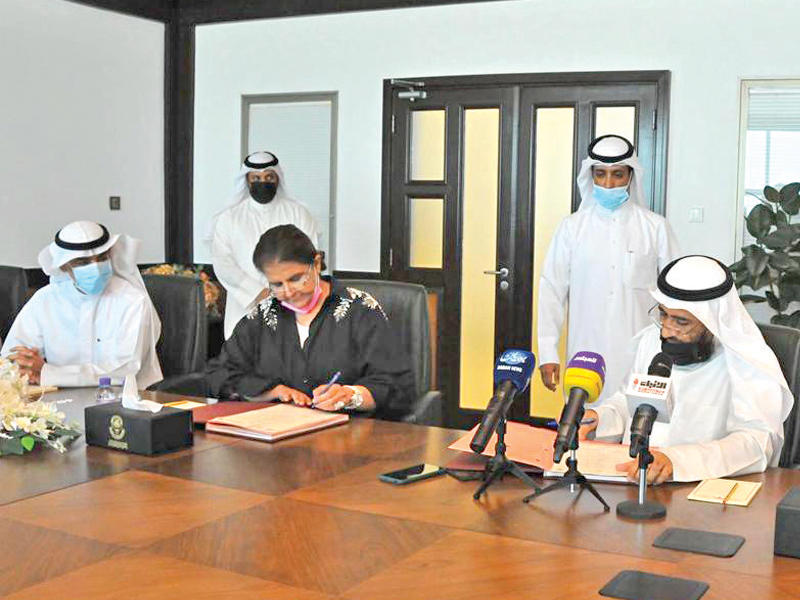 جانب من توقيع الاتفاقية