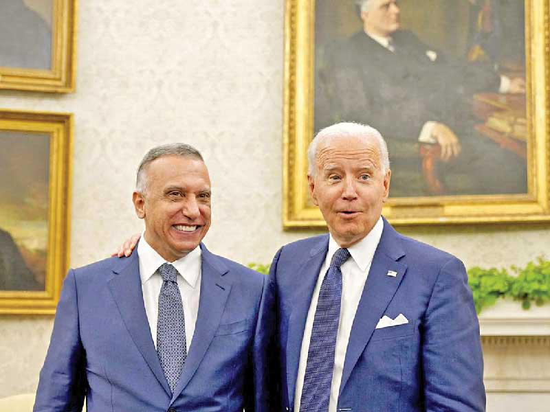 بايدن والكاظمي في المكتب البيضاوي بالبيت الأبيض في واشنطن أمس الأول  