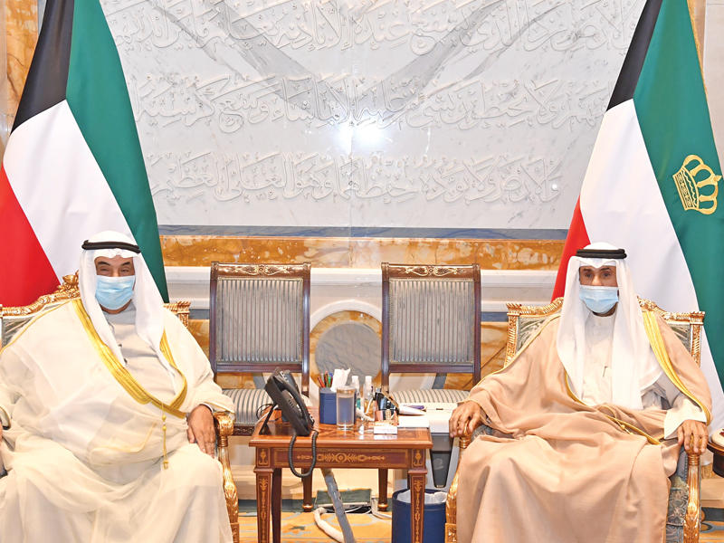 صاحب السمو أمير البلاد الشيخ نواف الأحمد مستقبلاً سمو الشيخ ناصر المحمد أمس