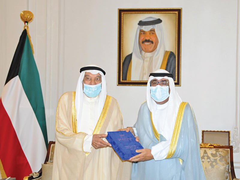 سمو ولي العهد الشيخ مشعل الأحمد مستقبلاً عبدالله بشارة أمس