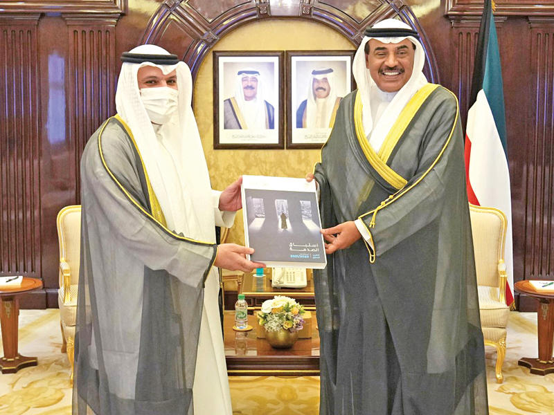  رئيس مجلس الوزراء سمو الشيخ صباح الخالد يتسلم تقرير «استباق الصدمة» من محافظ بنك الكويت المركزي، د. محمد الهاشل أمس