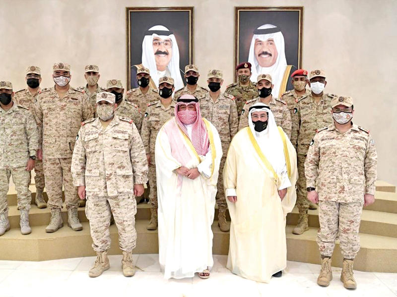 وزير الداخلية وزير الدفاع بالإنابة الشيخ ثامر العلي متوسطاً كبار قادة الجيش