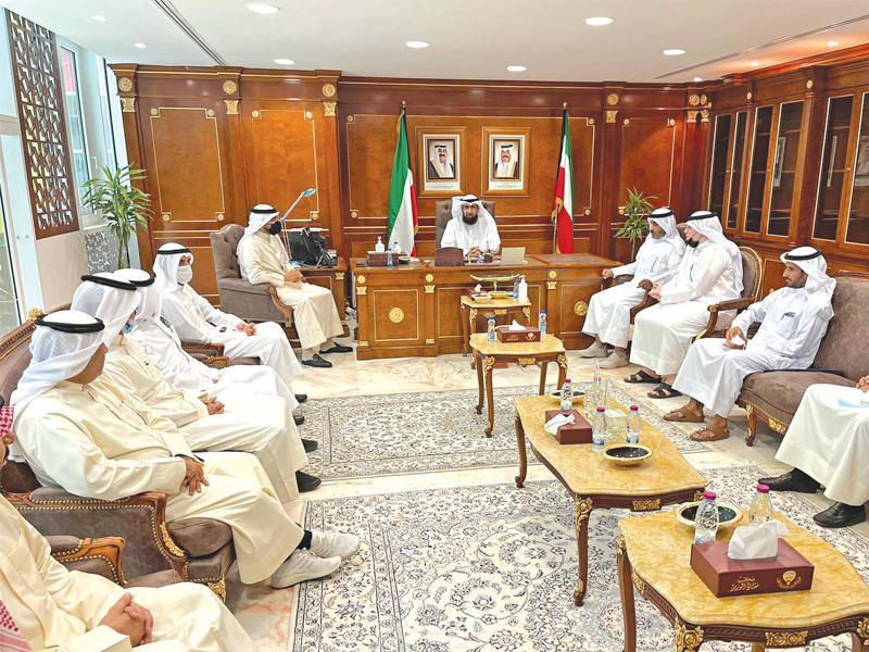 وزير الكهرباء والماء والطاقة المتجددة وزير الشؤون الاجتماعية والتنمية المجتمعية د. مشعان العتيبي خلال اجتماعه بأعضاء «تطوير العمل التعاوني» أمس 