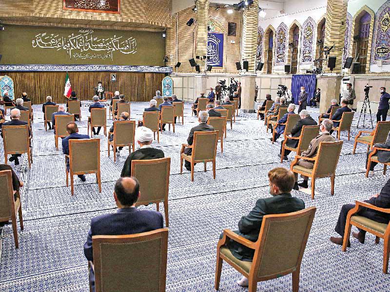 خامنئي مستقبلاً حكومة روحاني أمس (أ ف ب)