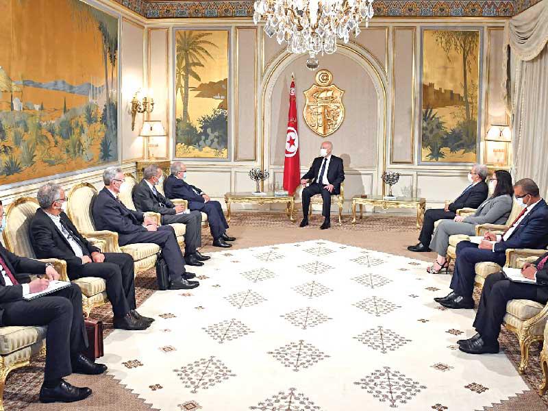 سعيّد مستقبلاً وزير خارجية الجزائر والوفد المرافق بقصر قرطاج أمس الأول (رئاسة الجمهورية)