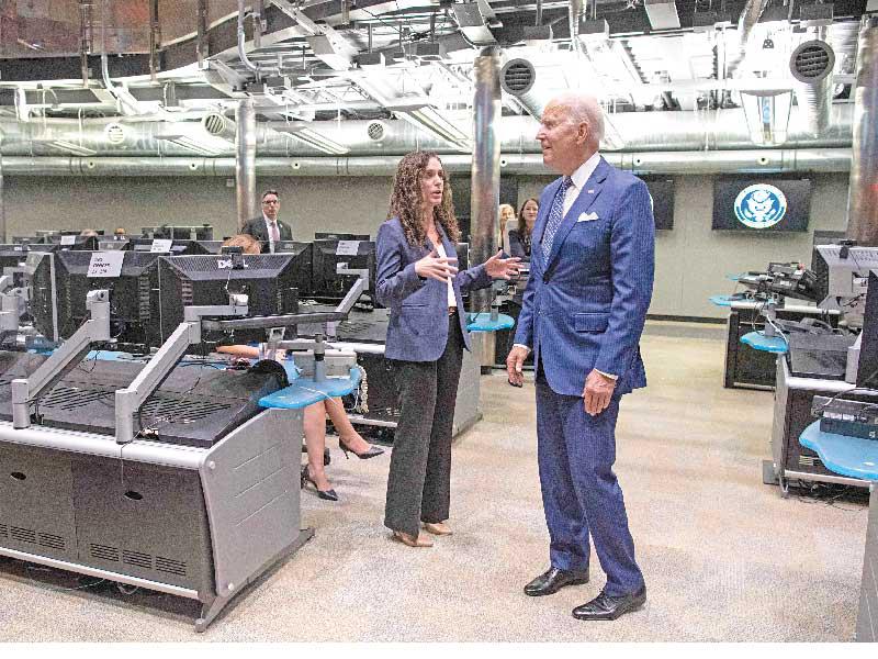 بايدن خلال زيارته لمكتب مدير الاستخبارات الوطنية امس الأول (أ ف ب)  