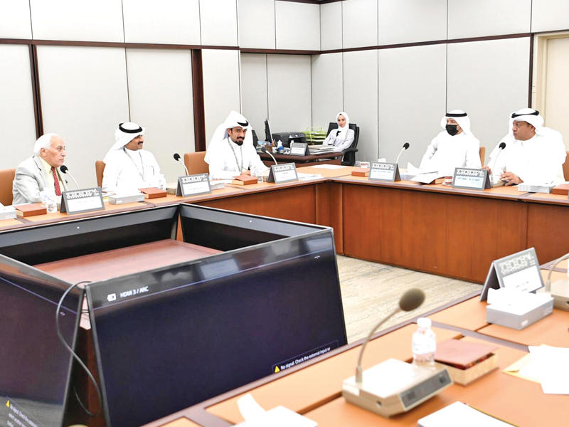 النائب د. حمد المطر مترئساً اجتماع لجنة البيئة أمس