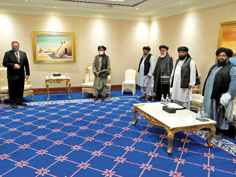 وزير الخارجية الأميركي السابق مايك بومبيو أثناء اجتماعه مع زعيم «طالبان» المُلا عبدالغني بردار