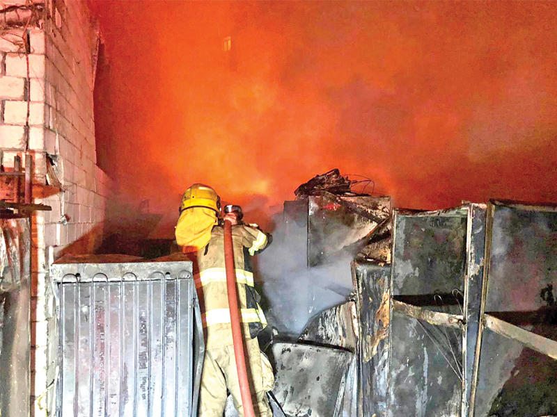 رجال الإطفاء يكافحون حريق حولي