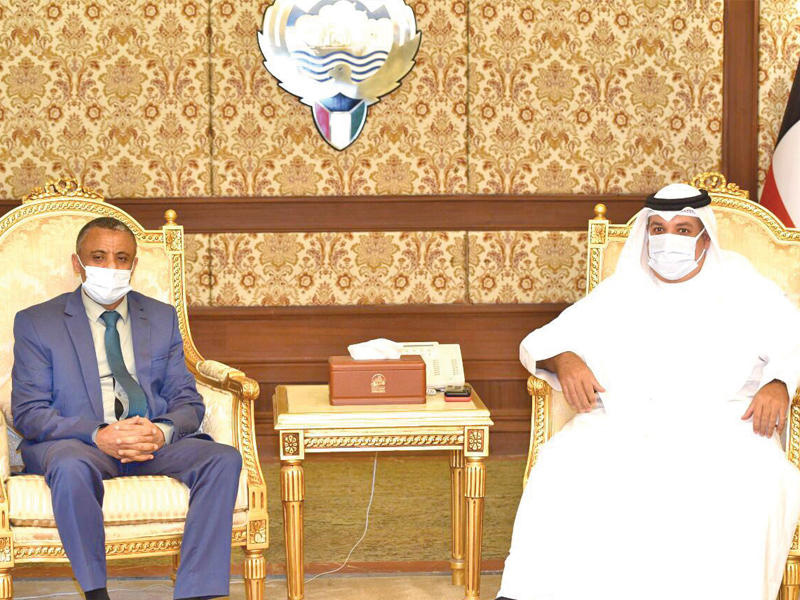 محافظ الفروانية، الشيخ مشعل الجابر و سفير إثيوبيا لدى الكويت حسن ليجاس خلال الاجتماع