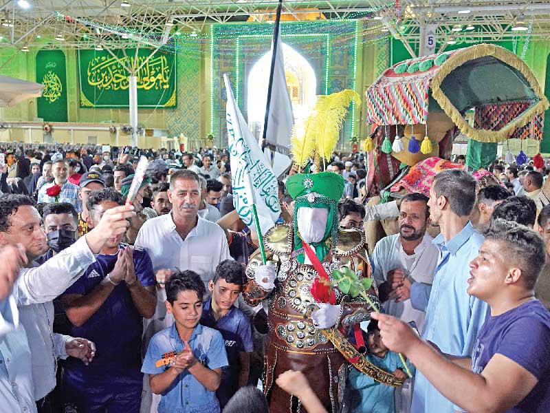 عراقيون شيعة يحيون عيد الغدير في مرقد الإمام علي بالنجف أمس الأول (أ ف ب)