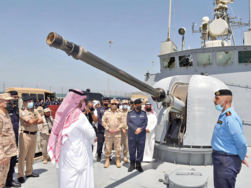  وزير الداخلية وزير الدفاع بالإنابة الشيخ ثامر العلي خلال زيارته قاعدة محمد الأحمد البحرية