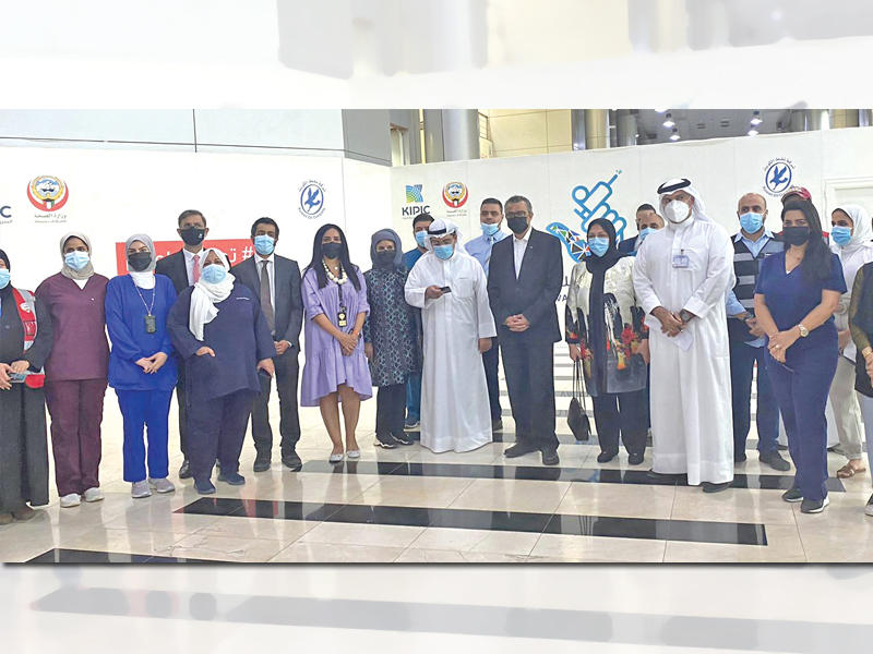 مدير منظمة الصحة العالمية تيدروس غيبريسوس خلال زيارته مركز الكويت للتطعيم