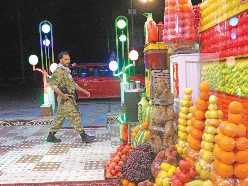 عنصر أمن أفغاني خلال دورية ليلية في هيرات (إي بي أيه)