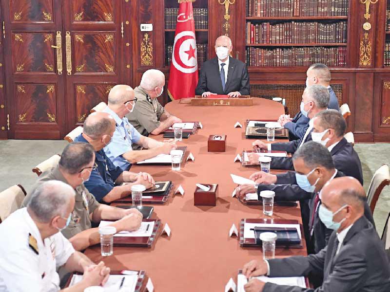 سعيد مجتمعاً بالمجلس الأعلى للجيوش وقيادات الأمن بقصر قرطاج أمس الأول (الرئاسة)