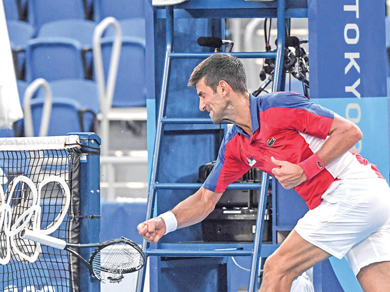  الصربي نوفاك ديوكوفيتش  يحطم المضرب