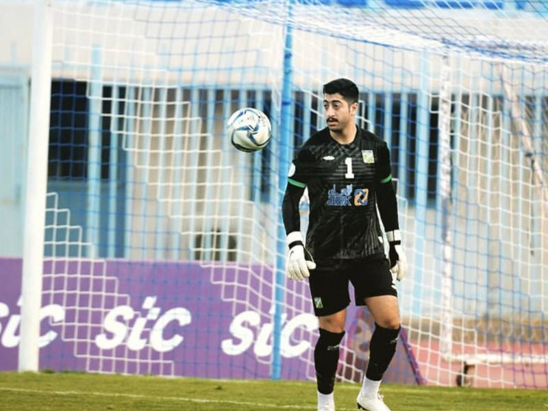  حارس مرمى الفريق الأول لكرة القدم بالنادي العربي علي جراغ