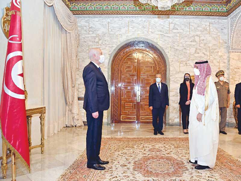  سعيد مستقبلاً وزير خارجية السعودية فيصل بن فرحان في قصر قرطاج أمس الأول (إي بي إيه) 