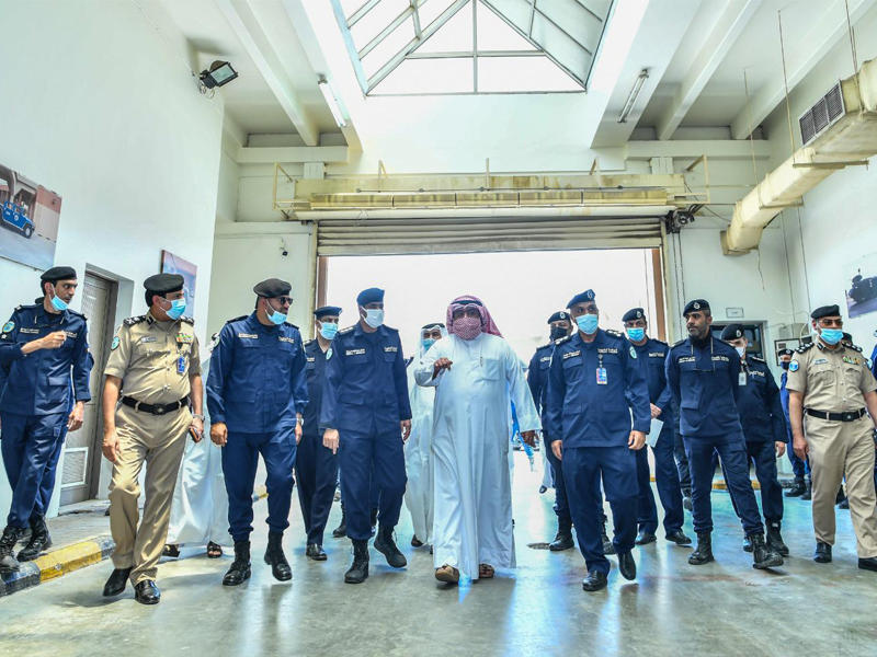 وزير الداخلية الشيخ ثامر العلي خلال تفقده إدارة الإمداد والتموين في قطاع الخدمات المساندة