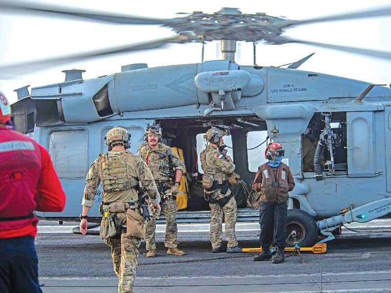 محققون عسكريون أميركيون على متن الحاملة «ريغن» قبل التوجه إلى الناقلة الإسرائيلية المستهدفة