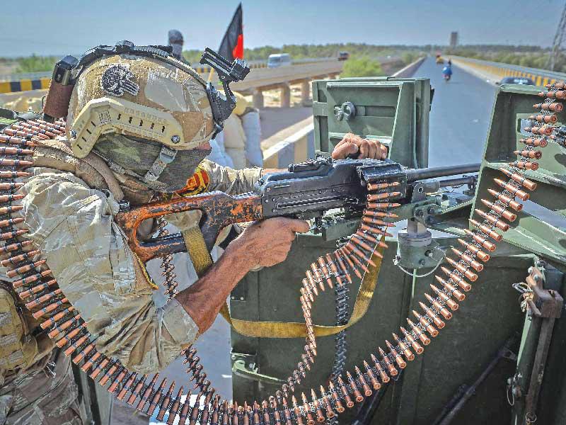 جندي أفغاني في حالة استعداد أمام مقر للأمم المتحدة في مدينة غوزار في هيرات أمس (أ ف ب)