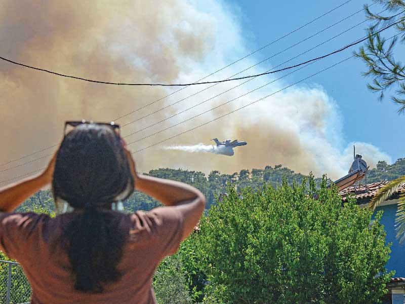 امرأة تراقب عمليات إخماد الحرائق في مرمريسn