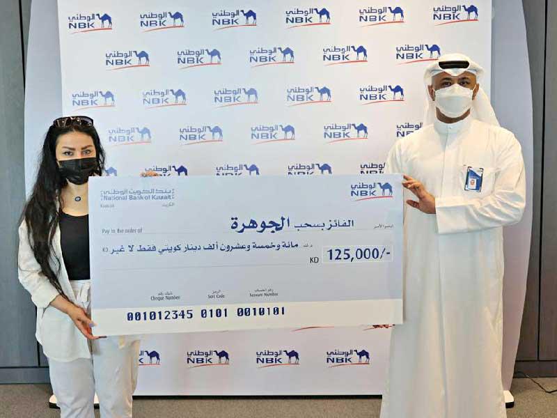 الفائزة تتسلم الجائزة