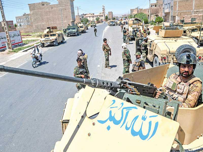  عناصر كوماندوس من الجيش الأفغاني تنتشر على طريق أنجيل في هيرات أمس (أ ف ب)