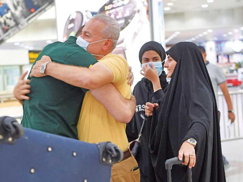 عناق وفرحة بلمّ الشمل في مطار الكويت أمس بعد غياب طويل فرضته الجائحة