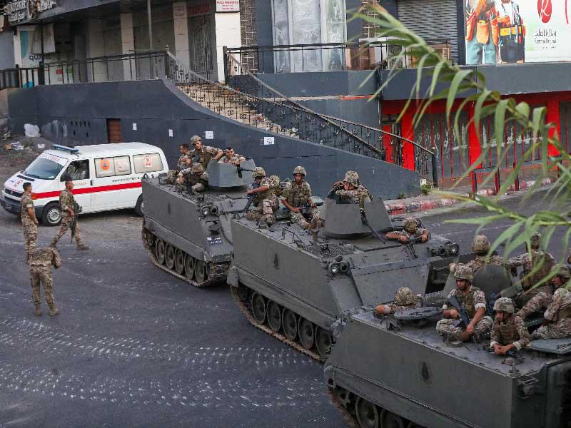 جنود لبنانيون ينتشرون في عربات مدرعة وسط اشتباكات في منطقة خلدة جنوبي العاصمة