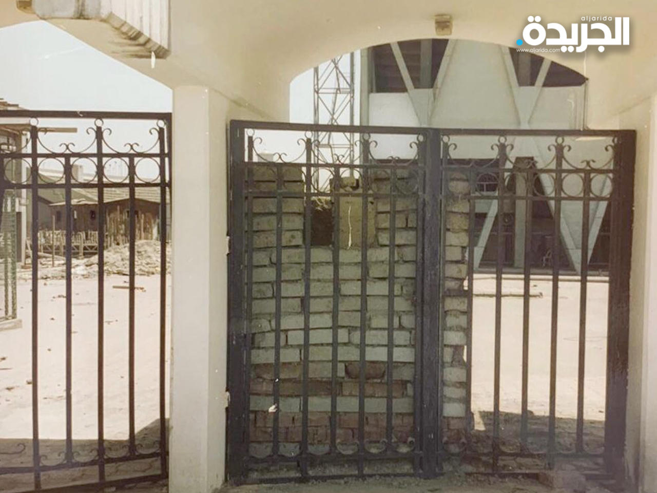 نقاط الحراسة على مداخل الملاعب الرياضية التي تحولت إلى معتقلات 