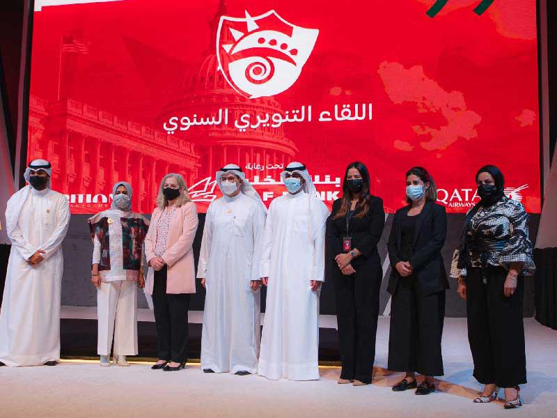 صورة جماعية لمحمد القطان وفريق بنك الخليج مع السفيرة الأميركية 