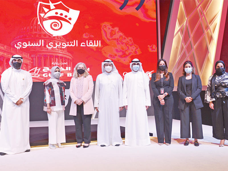 السفيرة الأميركية والنصف والقطان يتوسطون أعضاء اتحاد أميركا 