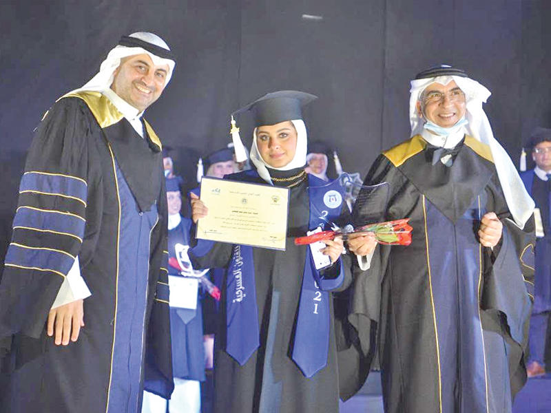 خريجة تتسلم شهادتها