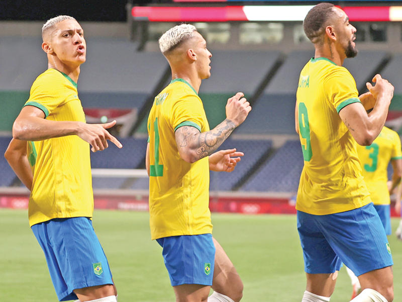 فرحة لاعبي البرازيل بعد الفوز على مصر والتأهل للدور نصف النهائي 