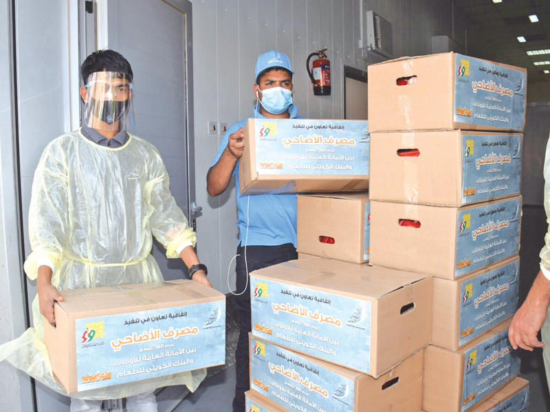 جانب من توزيع الأضاحي