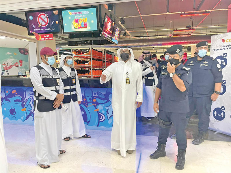  فريق بلدية الأحمدي يخالف محال تجارية 