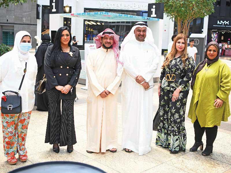 بعض الفنانين المشاركين في المعرض 