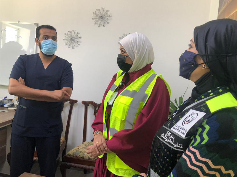  نائبة مدير الهيئة العامة للقوى العاملة لشؤون قطاع التخطيط والتطوير إيمان الأنصاري خلال جولتها على سكن عمالة المطار أمس