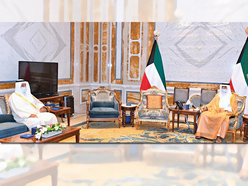 صاحب السمو أمير البلاد الشيخ نواف الأحمد مستقبلاً  نائب رئيس الحرس الوطني الفريق أول متقاعد الشيخ أحمد النواف أمس