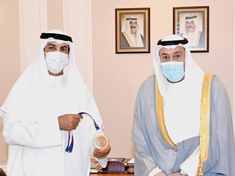  المستشار في الديوان الأميري الشيخ فيصل الحمود مستقبلا الرامي عبدالله الطرقي الرشيدي أمس