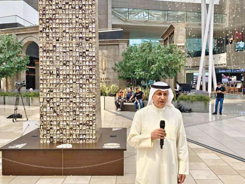 المدير العام لمكتب تكريم الشهداء بالتكليف صلاح العوفان أمام مجسمات نصب الشهيد 